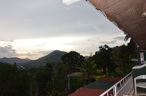 Oyo 436 Sandakelum Tourist Guest House Kandy Exterior photo